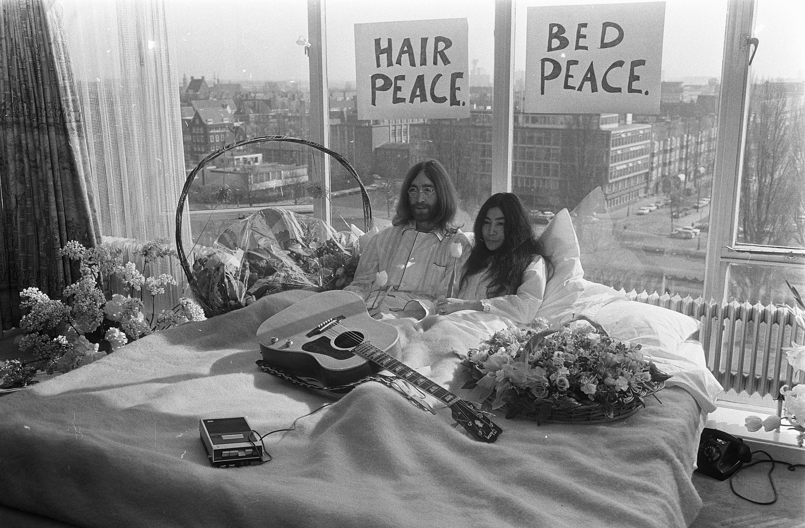 John Lennon en zijn echtgenote Yoko Ono op huwelijksreis in Amsterdam John Lenn Bestanddeelnr 922 2302